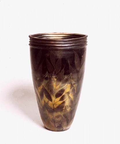 Fotograf: Erik Balle Poulsen
Værk  titel: Kretakrukke 
Værk  type: Keramik 
Materiale: Terra sigillata, reduceret 
Størrelse: 43x25 cm 
Færdiggjort: 1993 