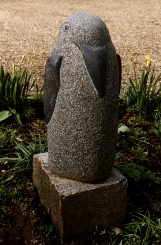 Fotograf: Eget foto
Værk  titel: Pingvin 
Værk  type: Skulptur 
Materiale: Granit 
Størrelse: 50 x 25 x 25 cm 
Færdiggjort: 1988 
Placering: Skejby Sygehus, Århus 