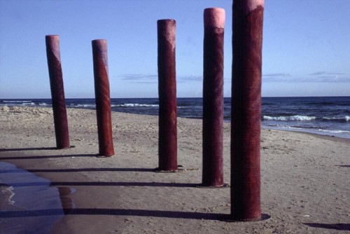 Fotograf: Annette Damgaard
Værk  titel: Columns 
Værk  type: Installation/environment Art 
Materiale: Filt, skumgummi, jern 
Størrelse: 5 stk. á 300 cm x 35 ø 
Færdiggjort: 1993 