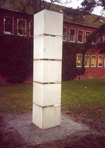 Fotograf: Eget foto
Værk  titel: Søjlen 
Værk  type: Skulptur 
Materiale: Beton 
Størrelse: 55 x 55 x 300 cm 
Færdiggjort: 2000 
Placering: Århus Kommunehospital 