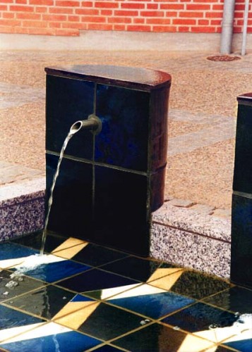 Fotograf: Walter Hinghaus
Værk  titel: Uden titel 
Værk  type: Vandkunst 
Materiale: Stentøj, granit, beton 
Størrelse: 240x240 cm 
Færdiggjort: 1994 
Placering: Posthuset, Hinnerup 