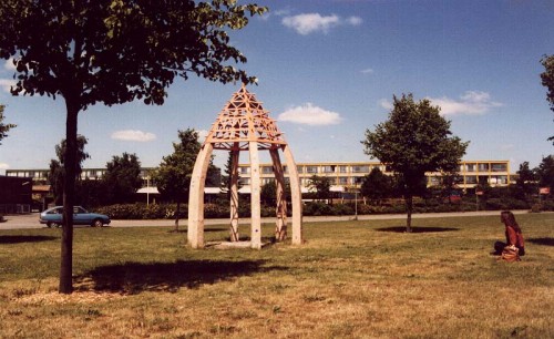 Fotograf: Eget foto
Værk  titel: Hexatårnet 
Værk  type: Skulptur 
Materiale: Jern, beton, keramik og glas 
Størrelse: 420x345x345 cm. 
Færdiggjort: 1992 
Placering: Åbyhøj boligforening 