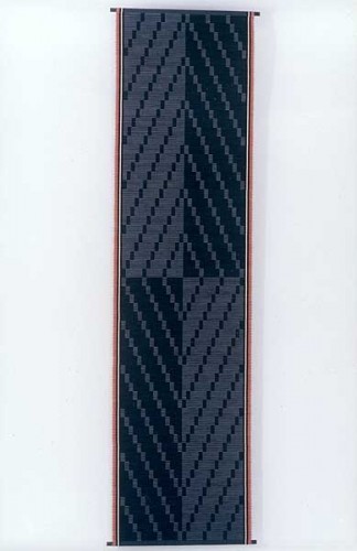 Fotograf: Karin Munk
Værk  titel: Grey Lines 
Værk  type: Vævning til væg 
Materiale: Bomuld og papirgarn 
Størrelse: 265 x 70 cm 
Færdiggjort: 1998 
Placering: System B8, Bjerringbro 