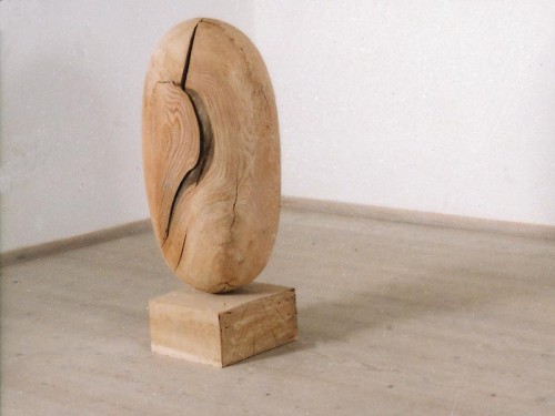 Fotograf: Randi Kornerup Bang
Værk  titel: Ny form at være i 
Værk  type: Skulptur 
Materiale: Elme-/egetræ 
Størrelse: 130x60x60 cm 
Færdiggjort: 1998 