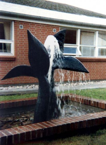 Fotograf: Eget foto
Værk  titel: Legende hvaler 
Værk  type: Skulptur/vandkunst 
Materiale: Bronze 
Størrelse: 175x100x130 cm 
Færdiggjort: 1989 
Placering: Rosmus Skole, Rosmus 