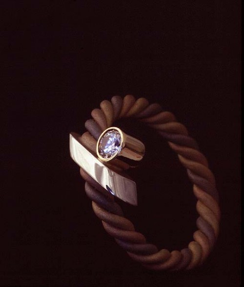 Fotograf: Rolf Linder
Værk  titel: Ring 
Værk  type: Ring i 3 farver guld 
Materiale: 14 karat med brilliant 
