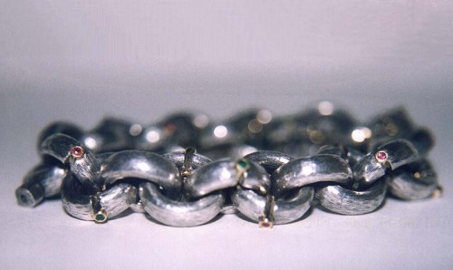 Fotograf: Eget foto
Værk  titel: Armbånd 
Værk  type: Armbånd i sølv 
Materiale: Sølv, 18 karat guld, rubiner og smaragd. 