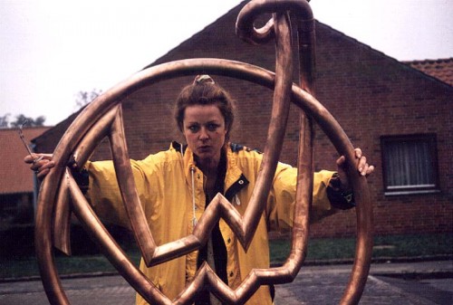 Værk  titel: Liv med kunstneren 
Værk  type: Skulptur 
Materiale: Kobberrør, mursokkel 
Størrelse: Højde 200 cm - diameter 100cm 
Færdiggjort: 1995 