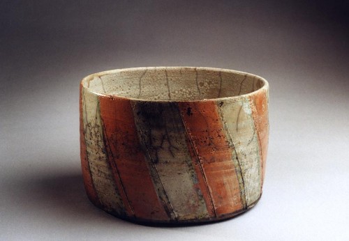 Fotograf: Christoffer Håkonsson
Værk  titel: Oval skål 
Materiale: Raku 
Færdiggjort: 1998 