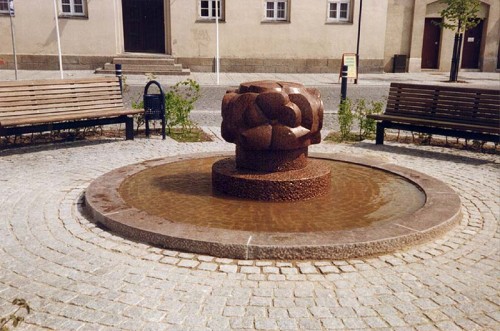 Fotograf: Eget foto
Værk  titel: Elverhøjs blomster 
Værk  type: Vandkunst - udsmykning 
Materiale: Granit 
Størrelse: 100x300x300 cm. 
Færdiggjort: 1997 
Placering: Nytorv 