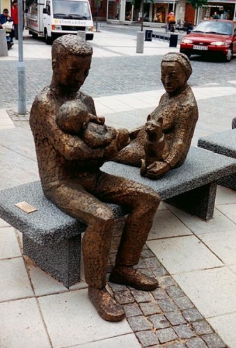 Fotograf: Eget foto
Værk  titel: Generationernes Møde 
Værk  type: Skulpturel udsmykning 
Materiale: Bronze og granit 
Størrelse: 120x180 cm. 
Færdiggjort: 1998 
Placering: Torvet 