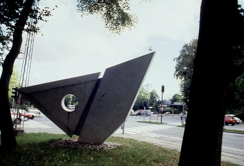 Fotograf: Joseph Salamon
Værk  titel: Sejl 
Værk  type: Skulptur 
Materiale: Hvid beton og rustfrit stål 
Størrelse: 450x500x80 cm 
Færdiggjort: 1992 
Placering: Hobrovejen, Ålborg (Kommunen) 