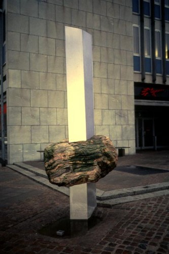 Fotograf: Eget foto
Værk  titel: Uden titel 
Værk  type: Skulptur 
Materiale: Stål, granit og vand 
Størrelse: 320x90x100 cm. 
Færdiggjort: 1996 
Placering: Lilletorv 