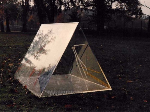 Fotograf: Eget foto
Værk  titel: Dialog med Rosenborg 
Værk  type: Skulptur 
Materiale: Plexiglas 
Størrelse: 135 x 135 x 100 cm 
Færdiggjort: 1990 
