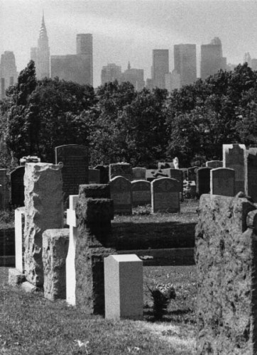 Fotograf: Eget foto
Værk  titel: Queens cemetary 
Værk  type: Fotografi 
Færdiggjort: 1972 