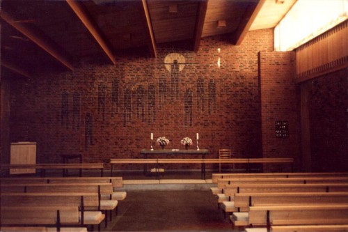 Fotograf: Eget foto
Værk  titel: Altervæg 
Værk  type: Murstensmosaik 
Materiale: Hårdtbrændt slaggesten 
Størrelse: 600 x 1200 cm 
Færdiggjort: 1966 
Placering: Bistrup Kirke 