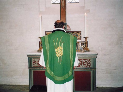 Fotograf: Eget foto
Værk  titel: Messehagel 
Materiale: Broderi med silke og guld på uld 
Færdiggjort: 2001 
Placering: Sneum Kirke - Ribe amt   &Oslash;vrigt: Udført af anne Katrine Iversen 