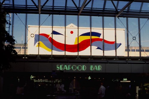 Fotograf: Joseph Salamon
Værk  titel: Aurora Borealis 
Værk  type: Emaljemaleri 
Materiale: Emalje på stål 
Størrelse: 1000x400 cm 
Færdiggjort: 1989 
Placering: Kastrup Lufthavn 