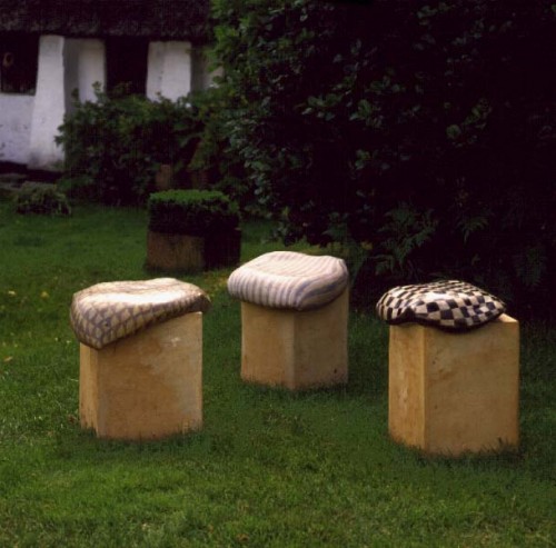 Fotograf: Ole Haupt
Værk  titel: Uden titel 
Værk  type: Siddeskulptur 
Materiale: Højbrændt stentøj 
Størrelse: 60x60x60 cm. 
Færdiggjort: 1990 
Placering: Sæby Fiskeindustri, Nordjylland 