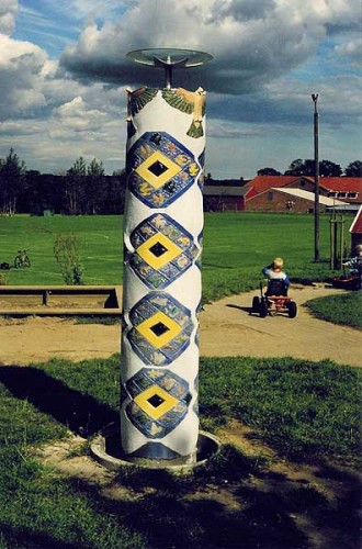 Fotograf: Eget foto
Værk  titel: Springvandssøjle med dyremotiver 
Værk  type: Springvand 
Materiale: Stål, glas og keramik på beton 
Størrelse: 250 x 55 cm 
Færdiggjort: 1998 
Placering: Børnehaven Mælkebøtten, Højen 