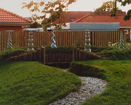 Fotograf: Eget foto
Værk  titel: Bålplads 
Værk  type: Brugsting/skulptur 
Materiale: Keramik, beton, træ 
Størrelse: Diameter incl. jordafgrænsning 700 cm 
Færdiggjort: 1991 
Placering: Boenheden "Buen", Aalborg 