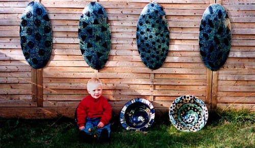 Fotograf: Eget foto
Værk  titel: Skjolde 
Værk  type: Udsmykning 
Materiale: Keramik dekoreret med begitning 
Størrelse: Højde 68 cm - bredde 31 cm 
Færdiggjort: 1995 