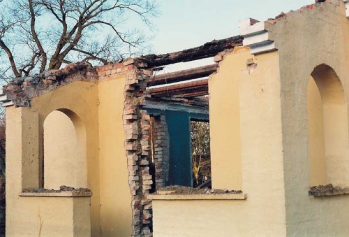 Fotograf: Birgit Andersen-Nærum
Værk  titel: Huse der forsvandt en nedrivningsproces fra A til Z 
Værk  type: Foto 
Størrelse: 20 x 30 cm 
Færdiggjort: 2002 