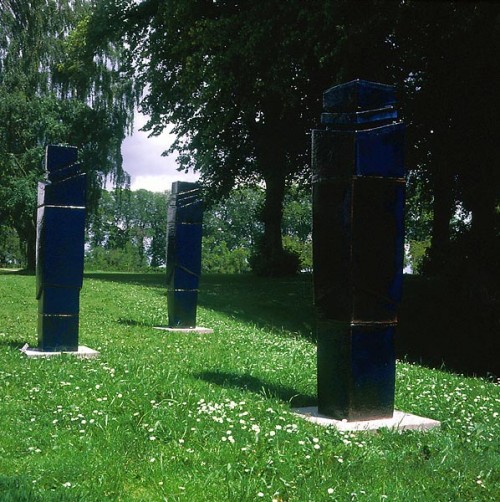 Fotograf: Eget foto
Værk  titel: De kantede 
Værk  type: Skulptur 
Materiale: Højtbrændt stentøjsler 
Størrelse: 165 x 185 cm 
Færdiggjort: 1990 
Placering: Assistens Kirkegården 