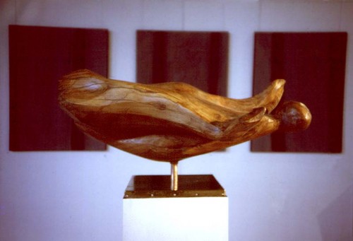 Fotograf: Terkel Grum-Schwensen
Værk  titel: Fugl - svævende figur 
Værk  type: Skulptur 
Materiale: Blommetræ 
Størrelse: 128 cm med sokkel 
Færdiggjort: 1986 