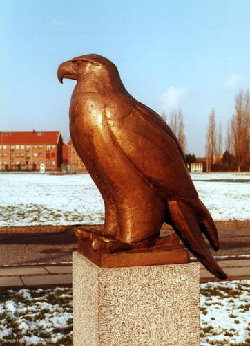 Fotograf: Eget foto
Værk  titel: Rovfugl 
Værk  type: Skulptur 
Materiale: Bronze 
Størrelse: 70x40x60 cm. 
Færdiggjort: 1985 
Placering: Tranemosegård   &Oslash;vrigt: Gave fra Brøndby Kommune 