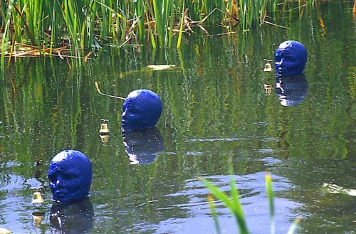 Fotograf: Frank Larsen
Værk  titel: De lyttende 
Værk  type: Installation 
Materiale: Flamingo og silicone 
Størrelse: højde 25 cm 
Færdiggjort: 1998 