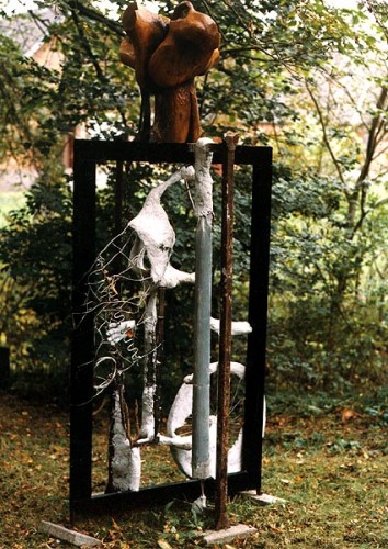 Fotograf: Per Jensen
Værk  titel: Fugl Fønix 
Værk  type: Skulptur 
Materiale: Træ, metal, beton 
Størrelse: Ca. 250x100x100 cm 
