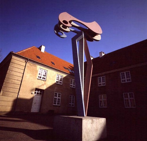 Fotograf: Claudi Thyrrestrup
Værk  titel: Mobile 
Værk  type: Skulptur 
Materiale: Vandfast limtræ 
Størrelse: 500x200x150 cm 
Færdiggjort: 1991 
Placering: Svaneparken, Frederiksborg Amt, Birkerød 