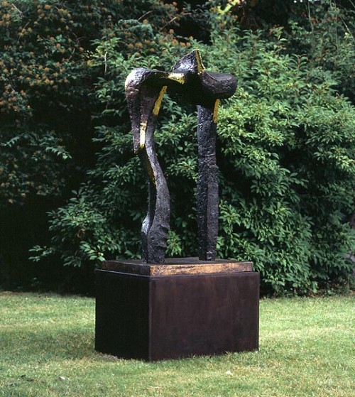 Fotograf: Jan Rutkjær
Værk  titel: Sammenholdets port 
Værk  type: Skulptur 
Materiale: Bronze 
Størrelse: 200x100x50 cm 
Færdiggjort: 1997 