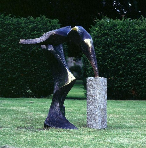 Fotograf: Jan Rutkjær
Værk  titel: Generationernes port 
Værk  type: Skulptur 
Materiale: Bronze/granit 
Størrelse: 150x150x100 cm 
Færdiggjort: 1997 