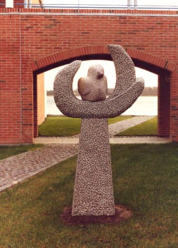 Fotograf: Nedergaard
Værk  titel: Uden titel 
Værk  type: Skulptur 
Materiale: Granit 
Størrelse: Højde 200 cm 
Færdiggjort: 1990 
Placering: Ældre Center Fjordglimt 