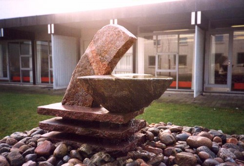 Fotograf: Eget foto
Værk  titel: Vægt 
Værk  type: Vandkunst 
Materiale: Granit 
Størrelse: Højde 170 - bredde 150 - dybde 90 cm 
Færdiggjort: 1992 
Placering: Nord Vest Handelsgymnasium 