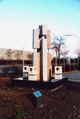 Fotograf: Jørn Lützøst
Værk  type: Vandkunst 
Materiale: Granit 
Størrelse: Højde 220 - bredde 156 cm 
Færdiggjort: 1993 
Placering: Robert Bosch, Ballerup 