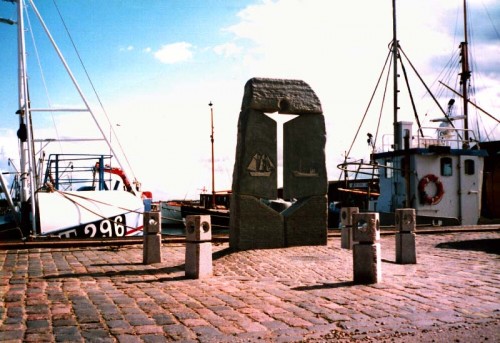 Fotograf: Jørn Lützøst
Værk  titel: Anker 
Værk  type: Skulptur 
Materiale: Granit 
Størrelse: Højde 230 - bredde 120 
Færdiggjort: 1993 
Placering: Havnen, Nykøbing Mors 