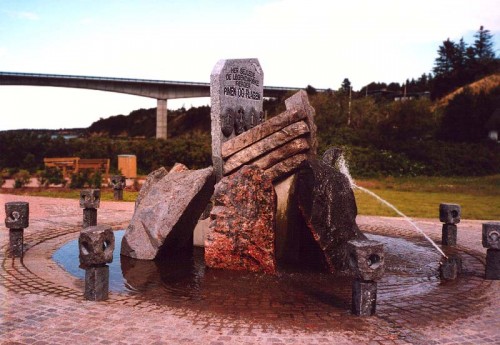 Fotograf: Jørn Lützøst
Værk  titel: Pinen og plagen 
Værk  type: Vandkunst 
Materiale: Granit 
Størrelse: Højde 270 - bredde 250 - dybde 350 cm 
Færdiggjort: 1993 
Placering: Sallingsund Kommune 