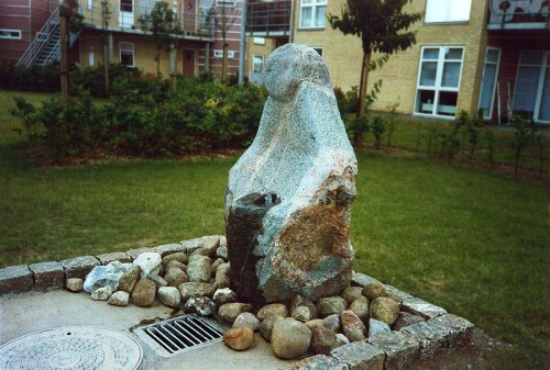 Fotograf: Eget foto
Værk  titel: Mosekonen 
Værk  type: Vandkunst 
Materiale: Feldspat 
Størrelse: 140x80x60 cm 
Færdiggjort: 1994 
Placering: Moseparken, Århus 