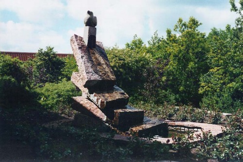 Fotograf: Eget foto
Værk  titel: Elevens vej 
Værk  type: Vandkunst 
Materiale: Granit, rør vonga 
Størrelse: 350x150x250 cm 
Færdiggjort: 1989 
Placering: Teknisk Skole, Thisted 