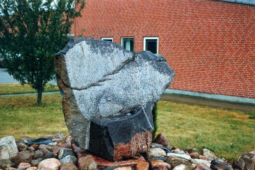 Fotograf: Eget foto
Værk  titel: Den grimme ælling 
Værk  type: Vandkunst 
Materiale: Feldspat 
Størrelse: 140x120x20 cm 
Færdiggjort: 1990 
Placering: Reda, Fredericia 