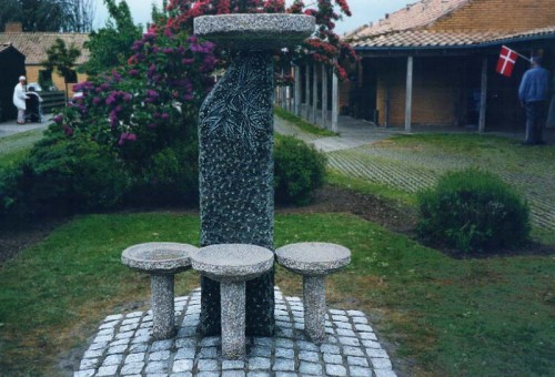 Fotograf: Eget foto
Værk  titel: Sommerfugle 
Værk  type: Skulptur 
Materiale: Granit 
Størrelse: 130x90x80 cm 
Færdiggjort: 1995 
Placering: Rotary Parken, Nykøbing Mors 