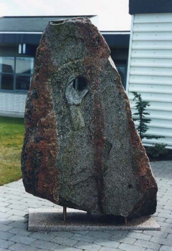 Fotograf: Eget foto
Værk  titel: Lykkestenen 
Værk  type: Skulptur 
Materiale: Feldspat 
Størrelse: 180x90x55 cm 
Færdiggjort: 1994 
Placering: Handelsskolen, Thisted 