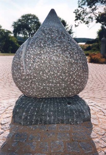 Fotograf: Eget foto
Værk  titel: Løget 
Værk  type: Skulptur 
Materiale: Granit 
Størrelse: 120x90x45 cm 
Færdiggjort: 1995 
Placering: Trinity, Fredericia 