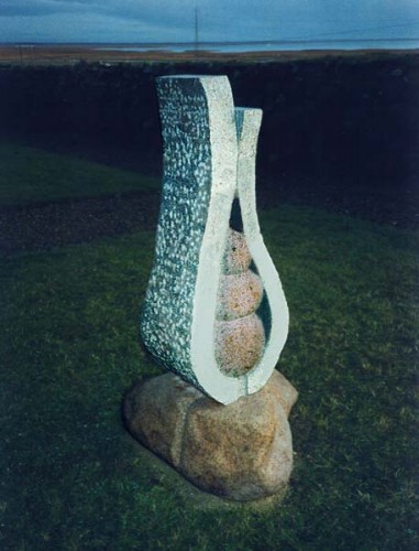 Fotograf: Eget foto
Værk  titel: Rose 
Værk  type: Skulptur 
Materiale: Granit 
Størrelse: 120x50x40 cm 
Færdiggjort: 1992 
Placering: Tømmerby Kirke 