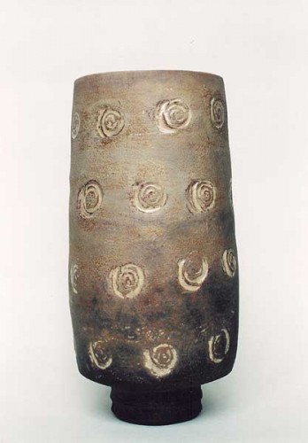 Fotograf: Eget foto
Værk  titel: Lys krukke med spiraler 
Værk  type: Keramik 
Materiale: Rakubrændt lertøj 
Størrelse: Højde 25 cm 
Færdiggjort: 2001 