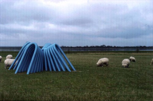 Fotograf: Steen Kjerulf
Værk  titel: Styrtende portaler 
Værk  type: Skulptur 
Materiale: Drænrør, jern 
Størrelse: Ca. 250x500x500 cm 
Færdiggjort: 1990 