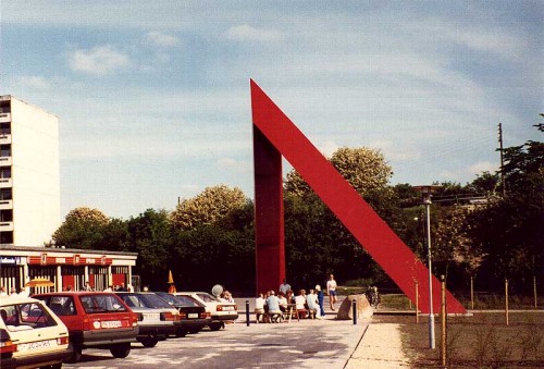 Fotograf: Eget foto
Værk  titel: Uden titel 
Værk  type: Skulptur - Portal (vartegn for bebyggelsen) 
Materiale: Stål 
Størrelse: 1200x1200 cm 
Færdiggjort: 1989 
Placering: Ådalsparken, Kokkedal, Sjælland 